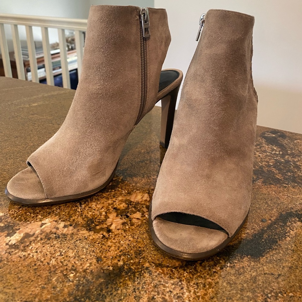 Coach Izzie Fog Sandy Gray Suede Peeptoe Heels 7.5
